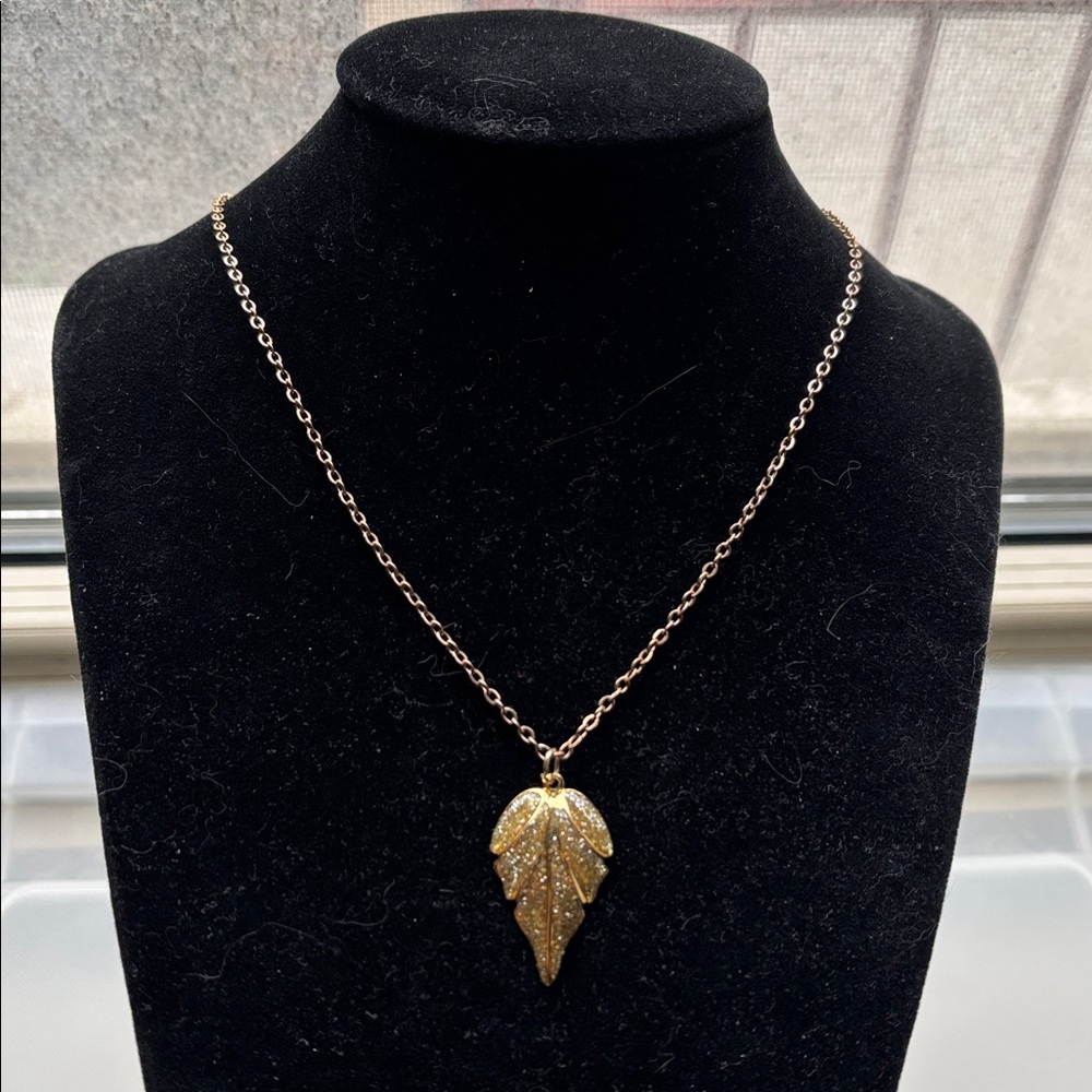 🟣Brand New Leaf Pendant Necklace With Diamond Dust, Gold Tone